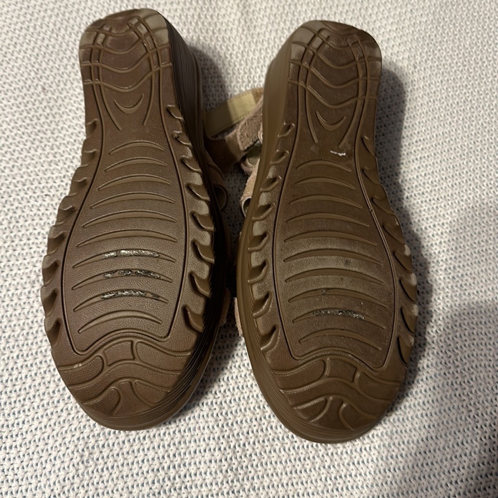 Sketchers memory foam tan suede wedges with Velcro strap size 8 - Picture 3 of 8